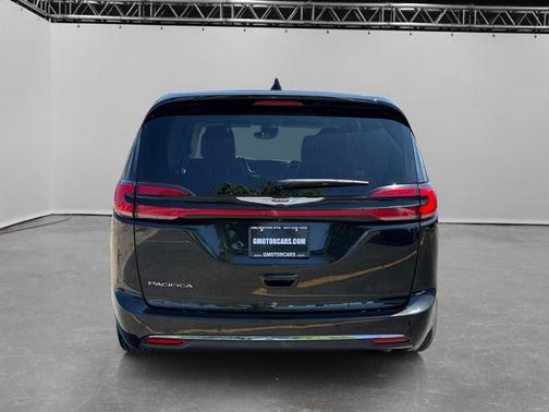 Brilliant Black Crystal Pearlcoat 2023 Chrysler Pacifica Touring L FWD