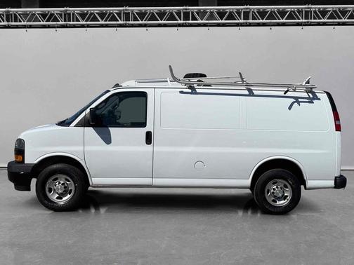 Summit White 2018 Chevrolet Express 3500 RWD 3500 135"