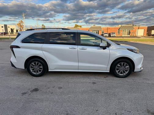 2023 Toyota Sienna XLE