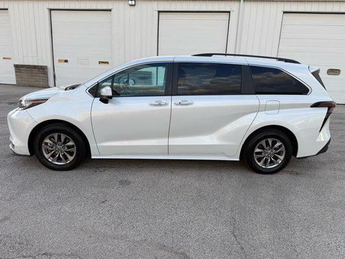 2023 Toyota Sienna XLE