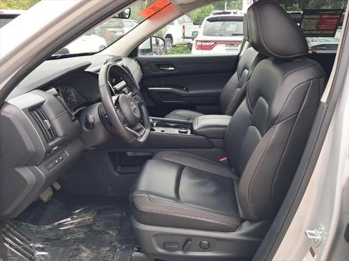 2024 Nissan Pathfinder SL 4WD