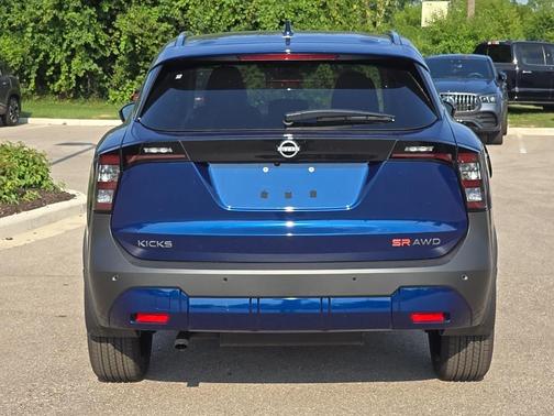2025 Nissan Kicks SR