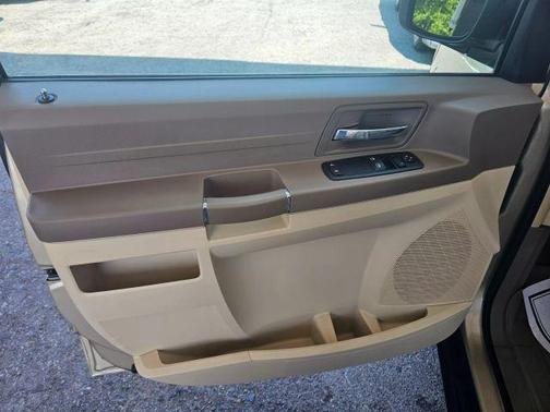 2010 Chrysler Town & Country LX