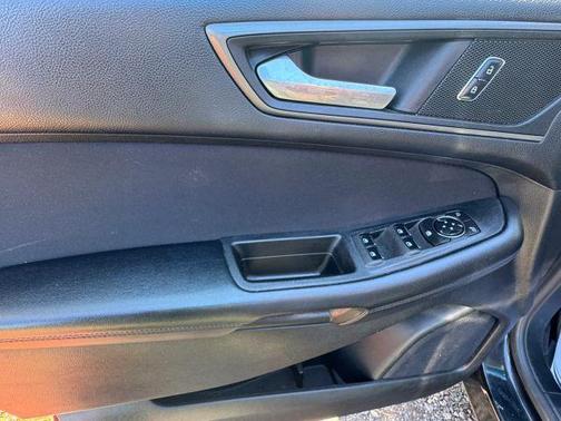 Black 2015 Ford Edge SE