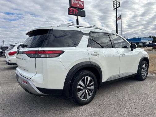 2024 Nissan Pathfinder SL
