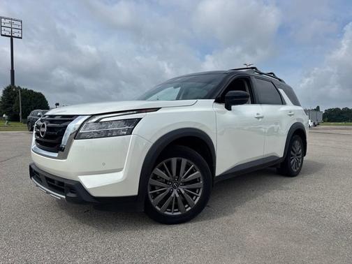 Pearl White Tricoat/Super Black 2024 Nissan Pathfinder SL