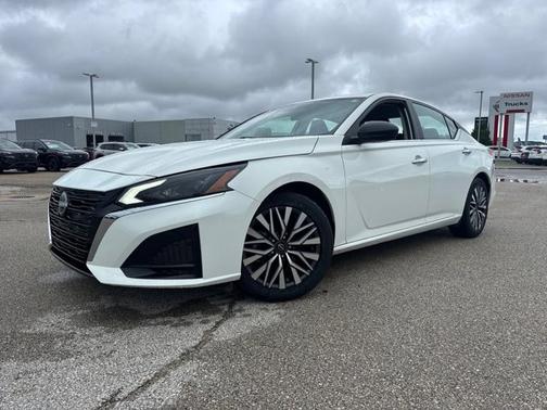 Glacier White 2025 Nissan Altima SV