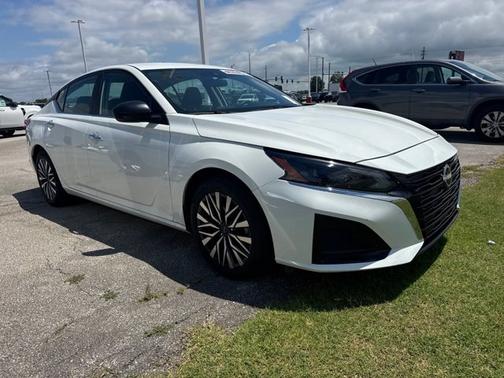Glacier White 2025 Nissan Altima SV