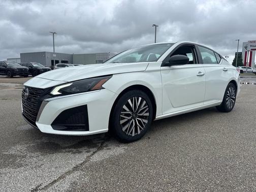 Glacier White 2025 Nissan Altima SV