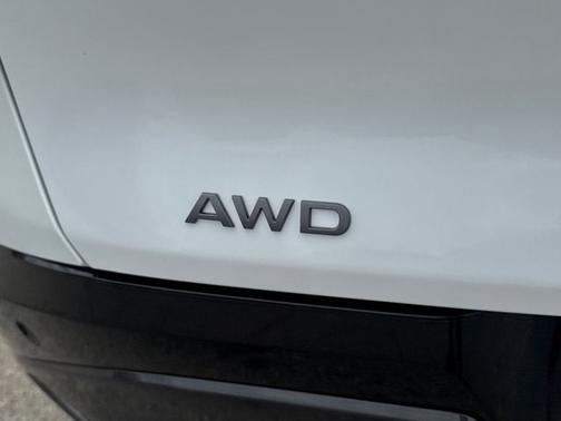 Everest White Pearl Tricoat/Super Black 2026 Nissan Murano Platinum