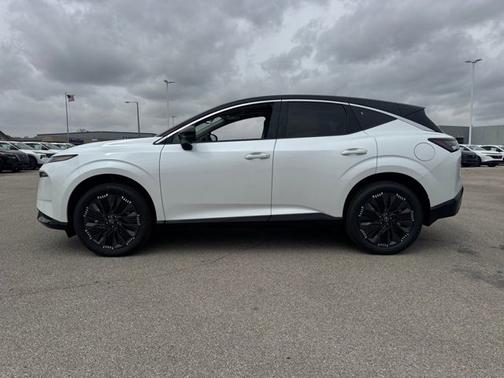 Everest White Pearl Tricoat/Super Black 2026 Nissan Murano Platinum