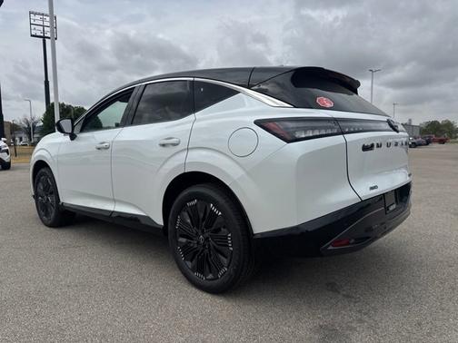 Everest White Pearl Tricoat/Super Black 2026 Nissan Murano Platinum