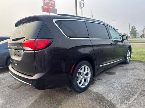 Dark Cordovan Pearlcoat 2017 Chrysler Pacifica Touring-L