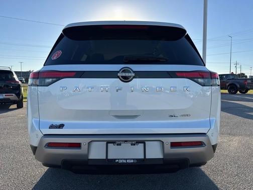 2025 Nissan Pathfinder SL