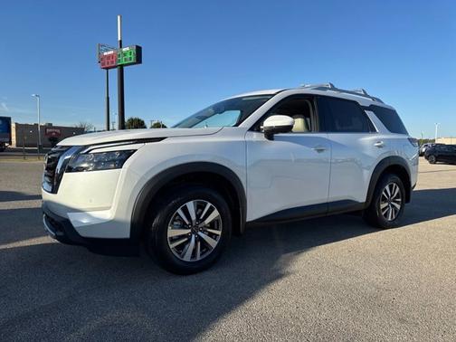 2025 Nissan Pathfinder SL