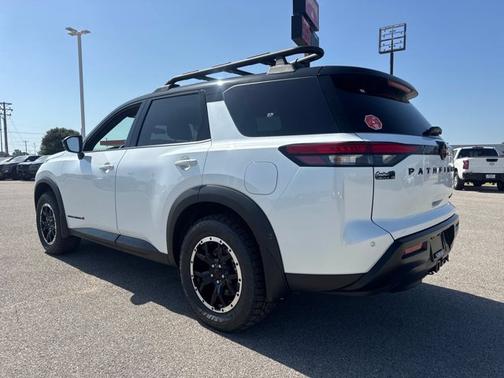 Everest White Pearl Tricoat/Super Black 2026 Nissan Pathfinder Rock Creek