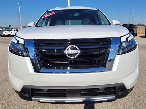 2025 Nissan Pathfinder SL