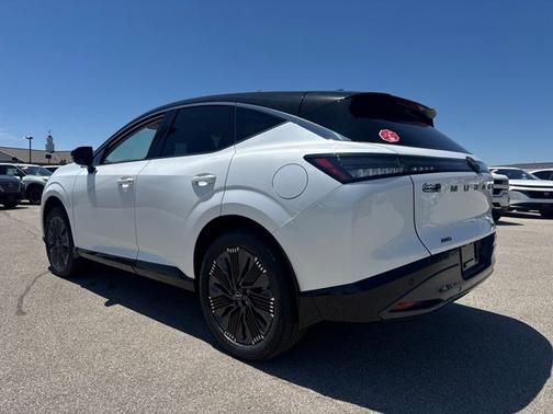 Everest White Pearl Tricoat/Super Black 2026 Nissan Murano Platinum