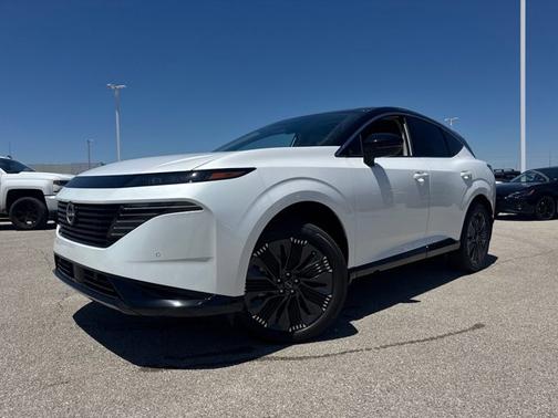 Everest White Pearl Tricoat/Super Black 2026 Nissan Murano Platinum