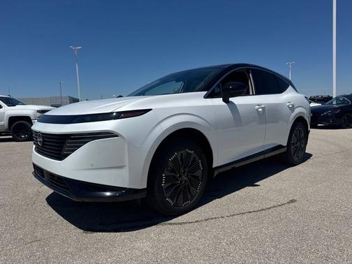 Everest White Pearl Tricoat/Super Black 2026 Nissan Murano Platinum
