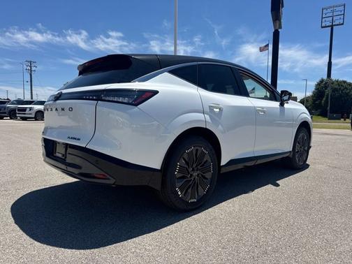 Everest White Pearl Tricoat/Super Black 2026 Nissan Murano Platinum
