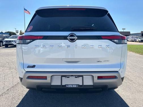 2025 Nissan Pathfinder SL