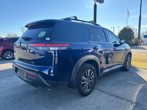 2022 Nissan Pathfinder SV
