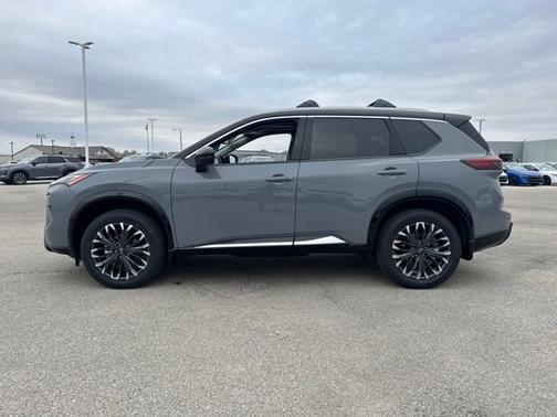 Boulder Gray Pearl/Super Black 2026 Nissan Rogue Platinum