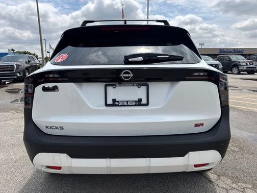 Aspen White Tricoat/Super Black 2026 Nissan Kicks SR