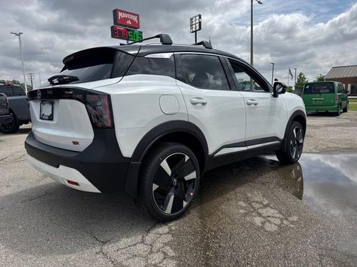 Aspen White Tricoat/Super Black 2026 Nissan Kicks SR