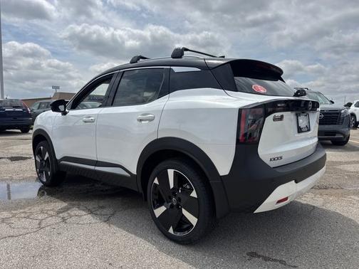 Aspen White Tricoat/Super Black 2026 Nissan Kicks SR