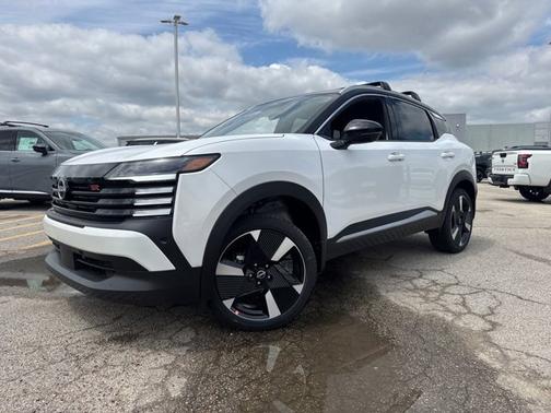 Aspen White Tricoat/Super Black 2026 Nissan Kicks SR