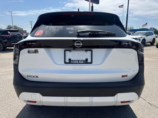 Aspen White Tricoat/Super Black 2026 Nissan Kicks SR