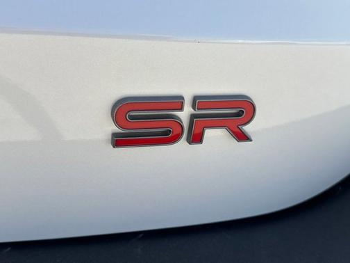 Aspen White Tricoat/Super Black 2026 Nissan Kicks SR