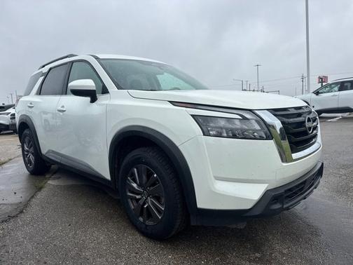 Glacier White 2024 Nissan Pathfinder SV