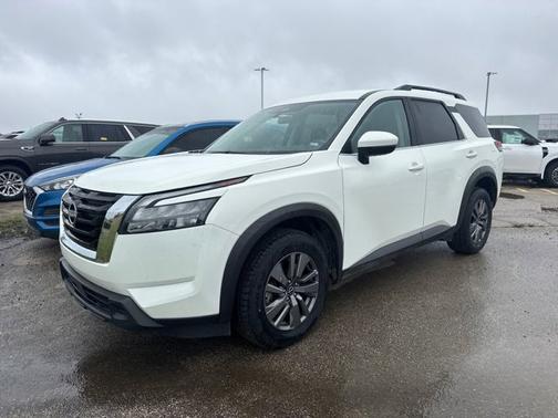 Glacier White 2024 Nissan Pathfinder SV
