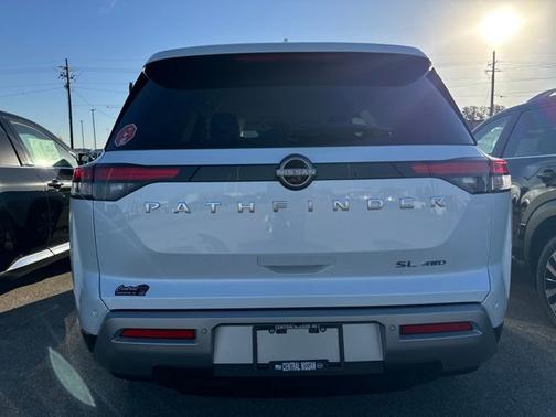 2025 Nissan Pathfinder SL