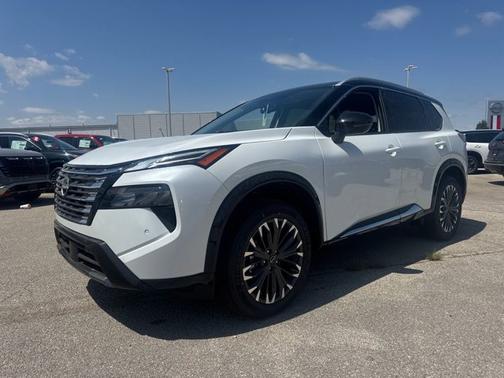 Everest White Pearl/Super Black 2026 Nissan Rogue Platinum