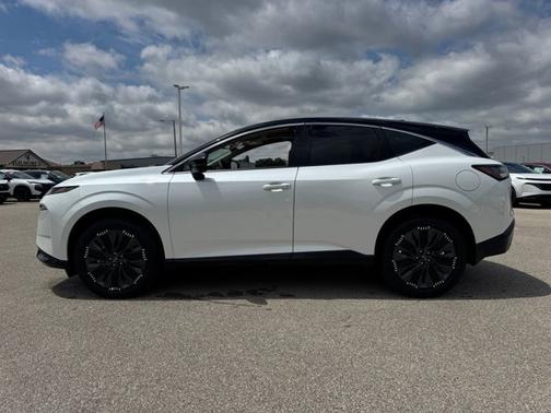 Everest White Pearl Tricoat/Super Black 2026 Nissan Murano Platinum