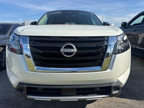Pearl White Tricoat/Super Black 2024 Nissan Pathfinder Platinum