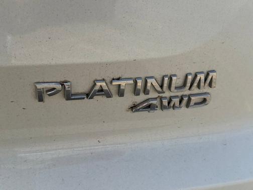 Pearl White Tricoat/Super Black 2024 Nissan Pathfinder Platinum