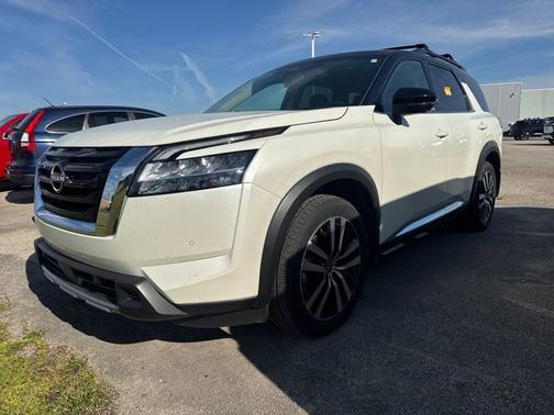 Pearl White Tricoat/Super Black 2024 Nissan Pathfinder Platinum