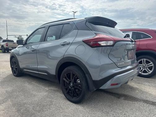 Boulder Gray Pearl 2024 Nissan Kicks SR