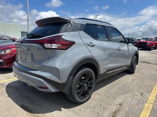 Boulder Gray Pearl 2024 Nissan Kicks SR