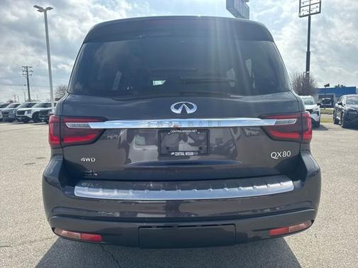 2024 INFINITI QX80 LUXE
