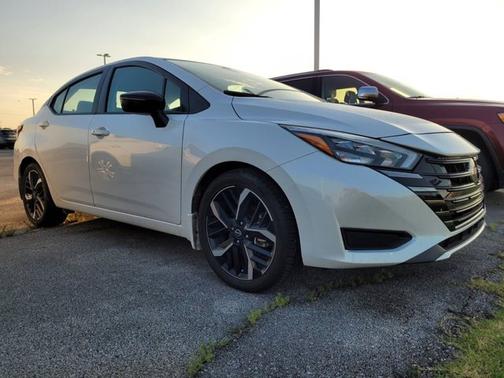 2023 Nissan Versa SR