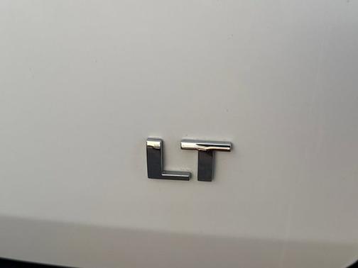 Summit White 2023 Chevrolet Traverse LT Cloth