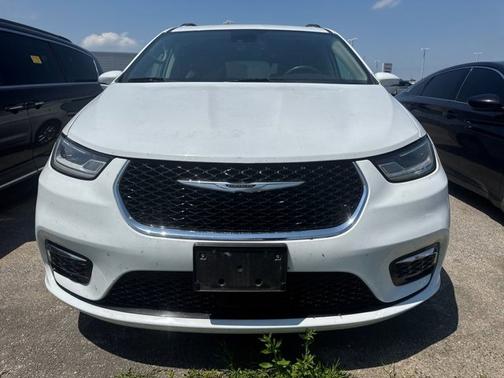 Bright White Clearcoat 2022 Chrysler Pacifica Touring L