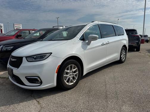 Bright White Clearcoat 2022 Chrysler Pacifica Touring L