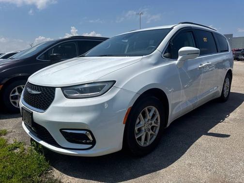 Bright White Clearcoat 2022 Chrysler Pacifica Touring L